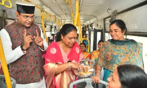 भोपाल की मेयर मालती राय ने सफाई कर्मचारियों को बांधी राखी