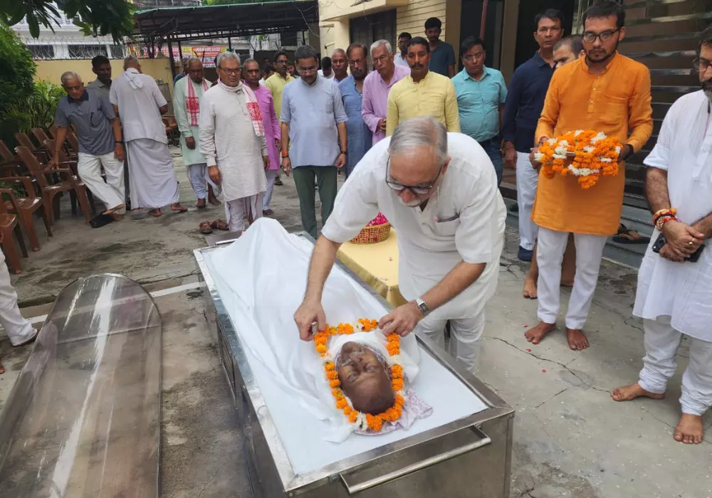 श्रद्धांजलि अर्पित करते  सह सरकार्यवाह मा. अरुण कुमार जी व अन्य महानुभाव