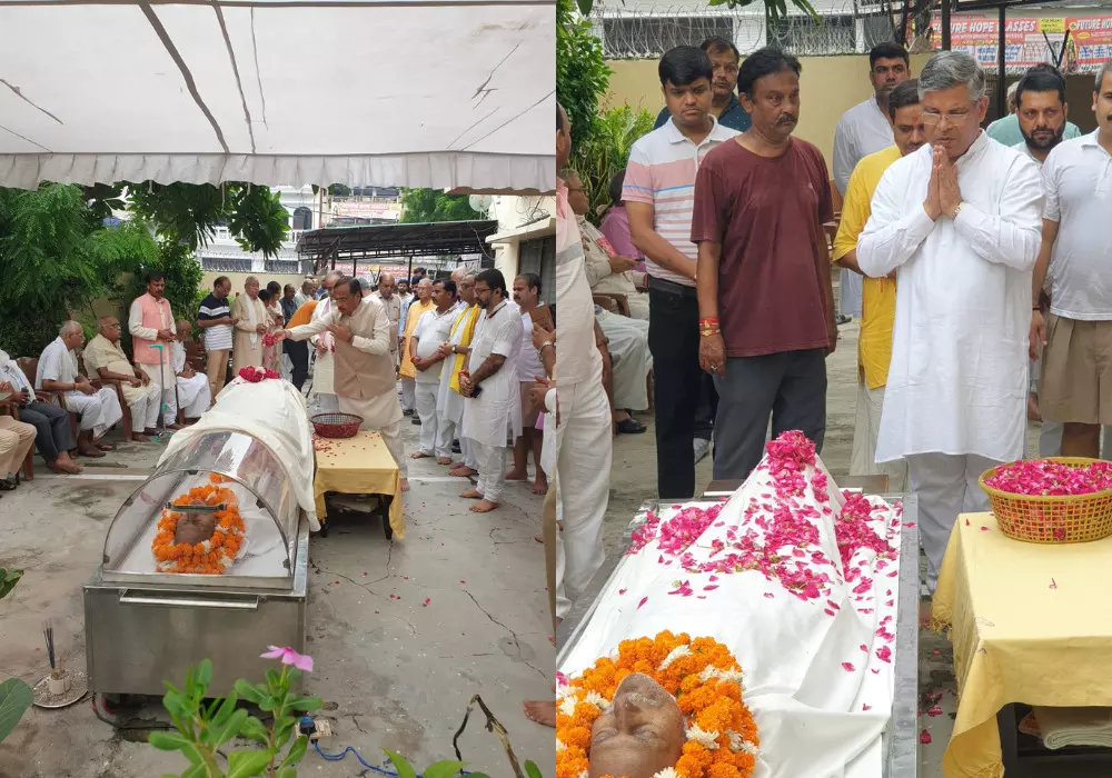 श्रद्धांजलि अर्पित करते पूर्व उप मुख्यमंत्री डॉ. दिनेश शर्मा एवं  प्रांत प्रचारक श्री कौशल जी।