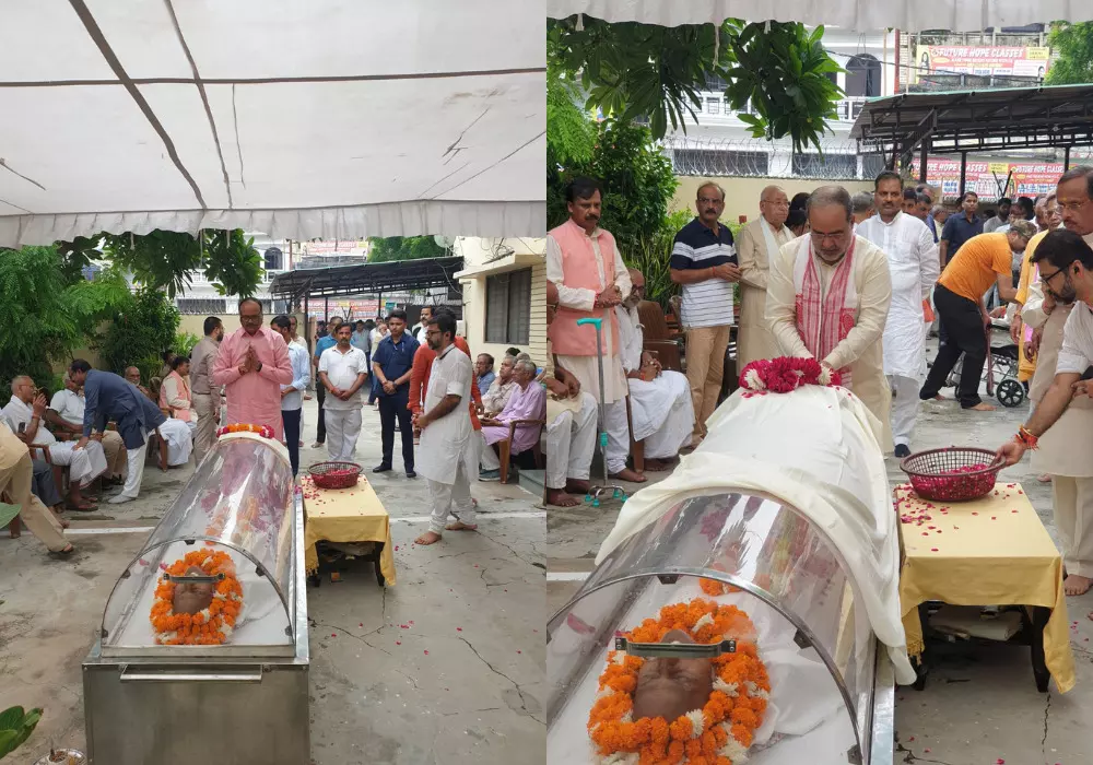 श्रद्धांजलि अर्पित करते उप मुख्यमंत्री ब्रजेश पाठक एवं भाजपा प्रदेश अध्यक्ष भूपेंद्र सिंह चौधरी    