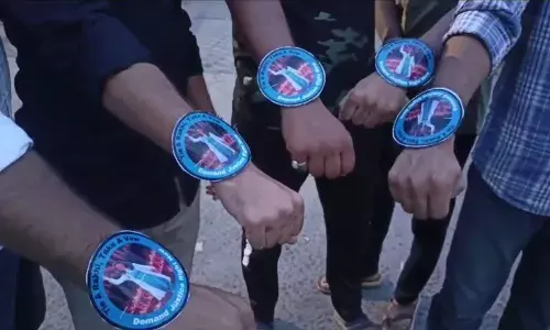 रक्षाबंधन पर जबलपुर के डॉक्टरों का विरोध, हांथ में बांधी काली राखी