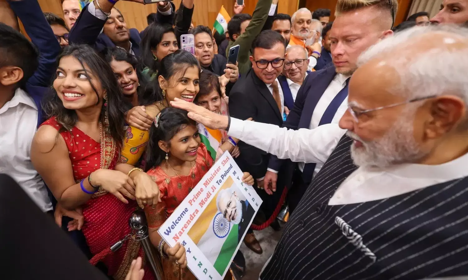 45 साल बाद पोलैंड दौरे पर पहुंचे प्रधानमंत्री मोदी, बच्चों से भी मिलाया हाथ 45 साल बाद पोलैंड दौरे पर पहुंचे प्रधानमंत्री मोदी, बच्चों से भी मिलाया हाथ