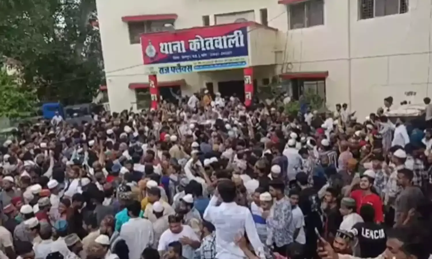 छतरपुर में मचा बवाल, सिटी कोतवाली थाने के पथराव में टीआई समेत 3 घायल, सामने आई ये वजह छतरपुर में मचा बवाल, सिटी कोतवाली थाने के पथराव में टीआई समेत 3 घायल, सामने आई ये वजह
