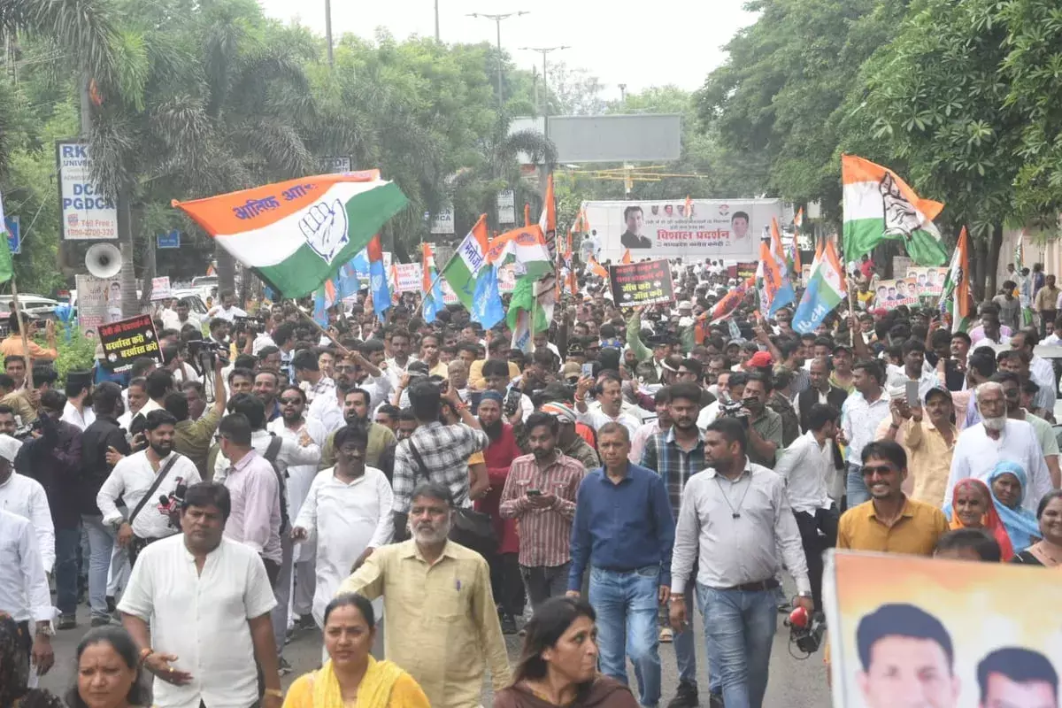 हिंडनबर्ग को लेकर एमपी कांग्रेस का भोपाल में प्रदर्शन, वाटरकैनन से खदेड़ा, दो विधायक गिरे