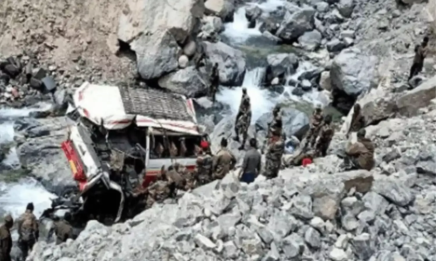 लेह में हुआ भीषण बस हादसा, 200 मीटर गहरी खाई में गिरने से तुरंत 6 यात्रियों की हुई मौत लेह में हुआ भीषण बस हादसा, 200 मीटर गहरी खाई में गिरने से तुरंत 6 यात्रियों की हुई मौत