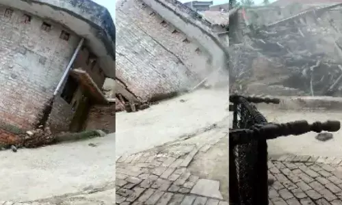 कुएं मे समा गया रिहायशी मकान, SDM बोले सहायता करेंगे