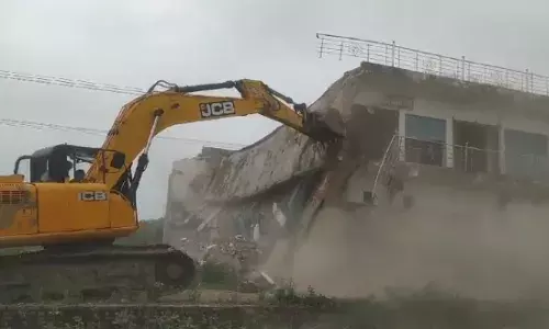 आरोपी मोईद खान के शॉपिंग कॉम्प्लेक्स पर चला बुलडोजर, UP में गरमाई राजनीति