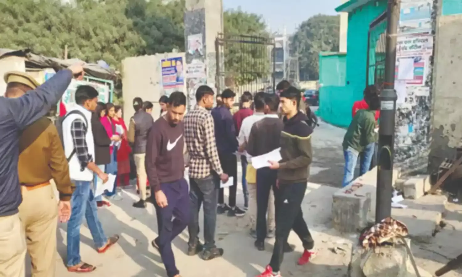 पुलिस कांस्टेबल भर्ती परीक्षा के लिए केंद्रों पर पहुंचे अभ्यर्थी, पुलिस - प्रशासन अलर्ट पर पुलिस कांस्टेबल भर्ती परीक्षा के लिए केंद्रों पर पहुंचे अभ्यर्थी, पुलिस - प्रशासन अलर्ट पर