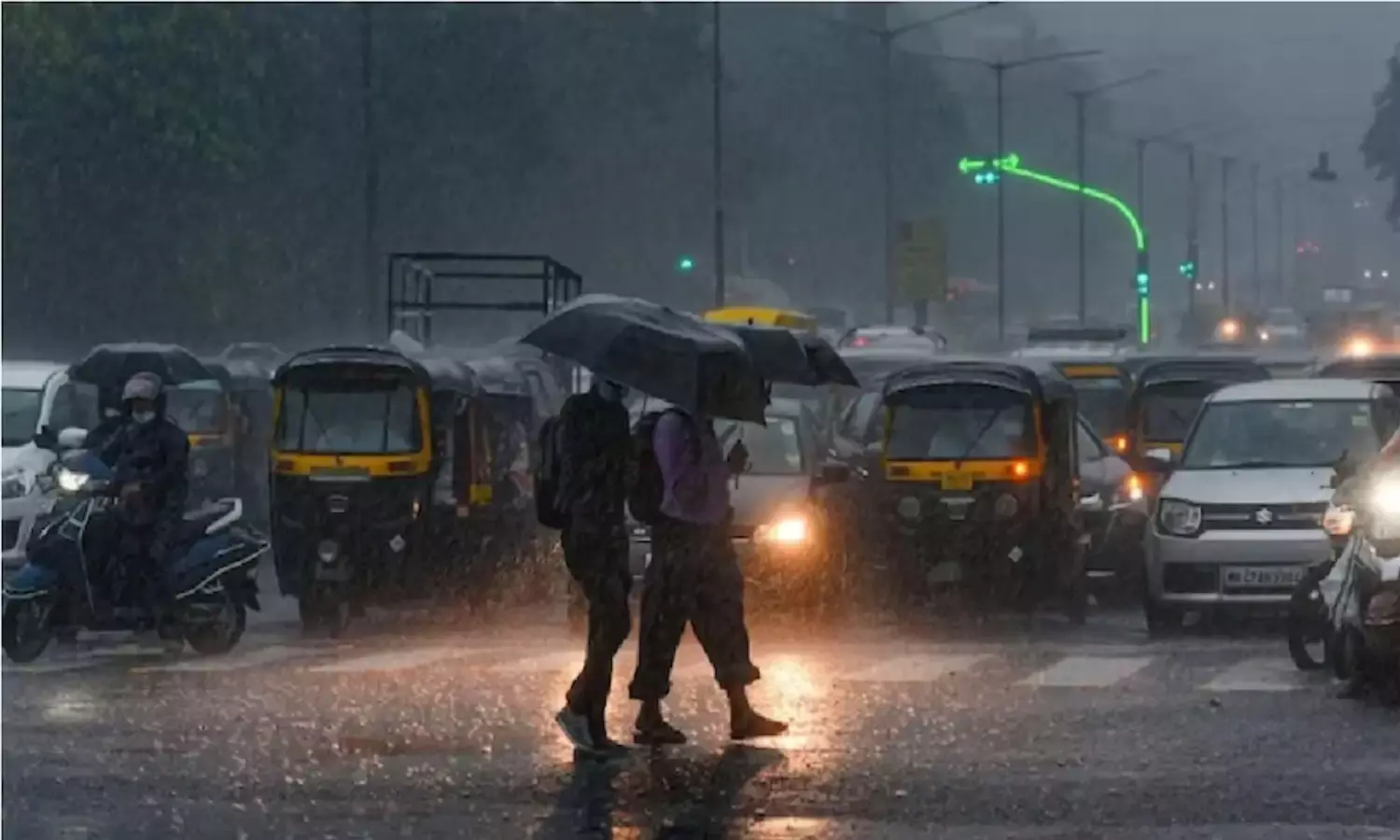 देश में मॉनसून बरपा रहा है कहर, दिल्ली में बारिश से 3 लोगों की मौत 14 राज्यों में अलर्ट जारी