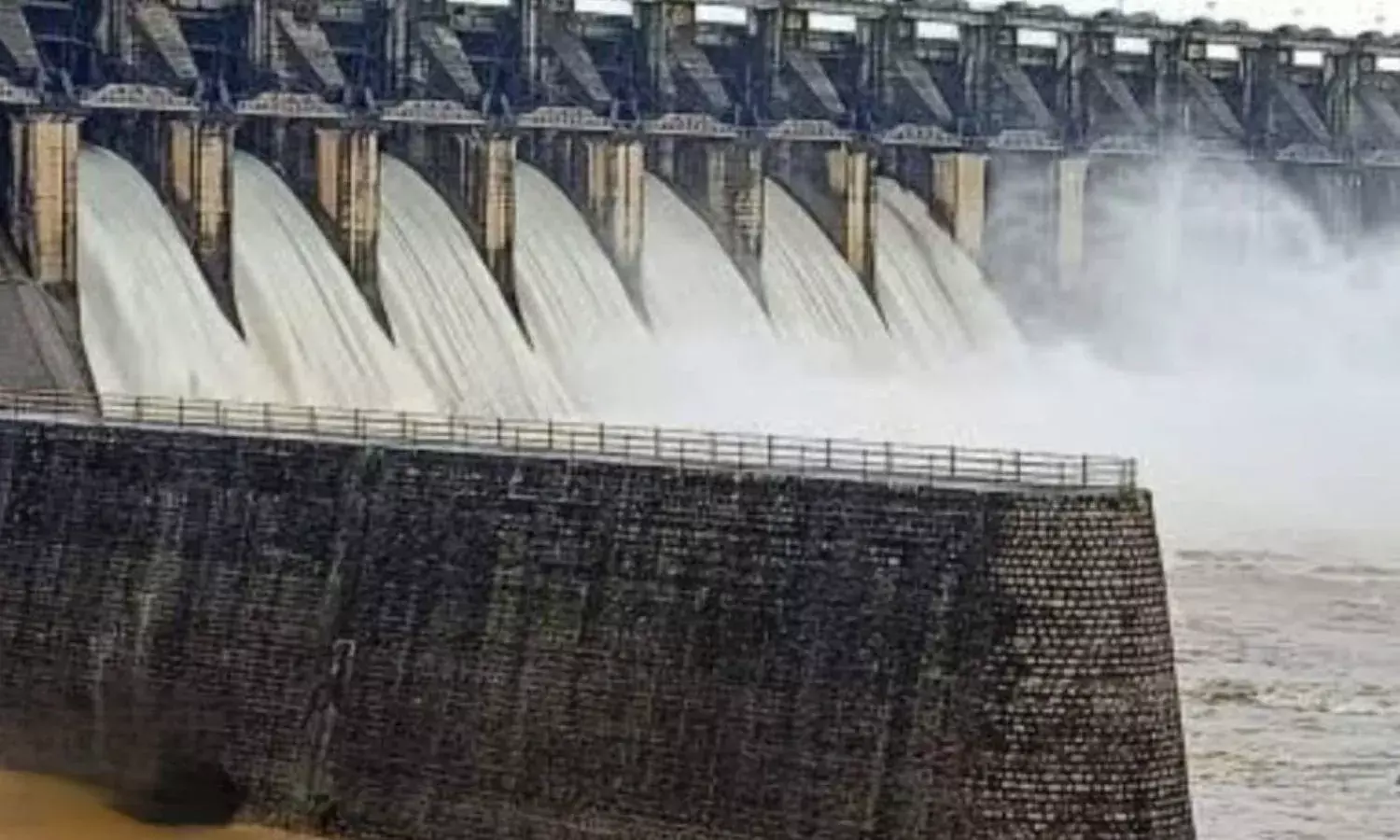 एमपी में ढह गया दिग्विजय बांध, तेज पानी के बहाव से डूबे कई गांव एमपी में ढह गया दिग्विजय बांध, तेज पानी के बहाव से डूबे कई गांव