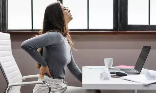 डेस्क पर काम करने वाले अपनाये ये तरीका, कमर और कंधों में कभी नहीं होगा दर्द