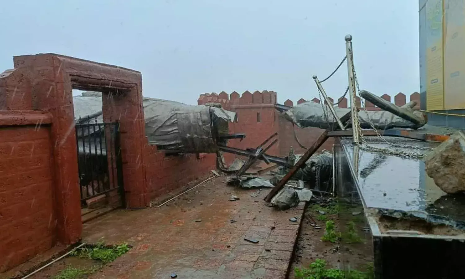 महाराष्ट्र में शिवाजी महाराज की 35 फुट ऊंची प्रतिमा ढही, 2023 में PM मोदी ने किया था अनावरण महाराष्ट्र में शिवाजी महाराज की 35 फुट ऊंची प्रतिमा ढही, 2023 में PM मोदी ने किया था अनावरण