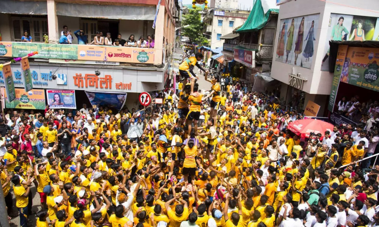 मुंबई की इन जगहों पर खास होता दही हांडी का उत्सव, हर कोई उठाता है इस जश्न का मजा मुंबई की इन जगहों पर खास होता दही हांडी का उत्सव, हर कोई उठाता है इस जश्न का मजा