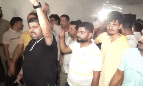 जम्मू में बीजेपी कार्यालय के बाहर प्रदर्शन, टिकट वितरण से नाराजगी