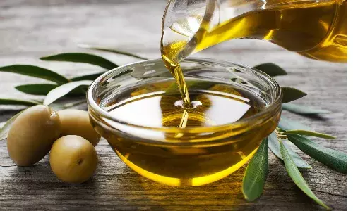 जैतून के तेल के अनमोल फायदे, त्वचा, बाल और सेहत में करें सुधार जैतून के तेल के अनमोल फायदे, त्वचा, बाल और सेहत में करें सुधार