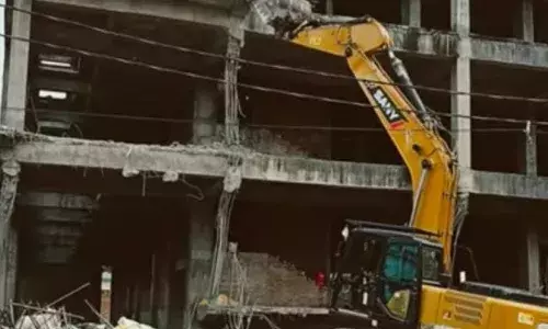 फतेहपुर में गैंगस्टर सपा नेता हाजी रजा की अवैध बिल्डिंग पर गरजा बुलडोजर