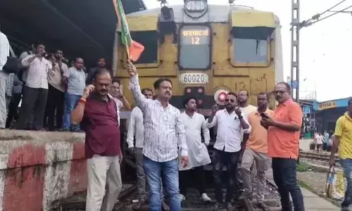 कोलकाता में आज भी प्रदर्शन जारी, भाजपा के बंद का किया आवाहन, ट्रेन भी रोकी