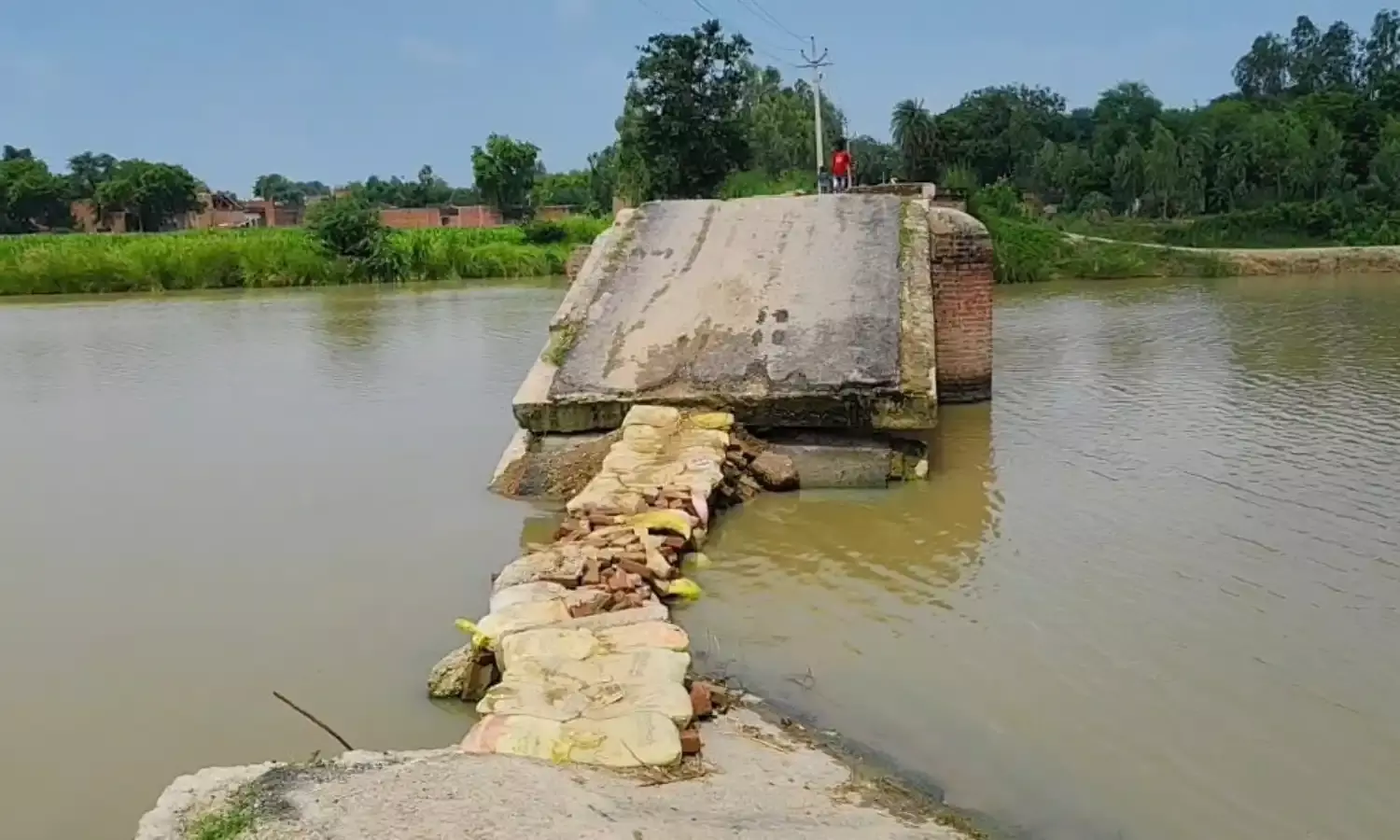 कैसे चलिबो गुइयाँ कार्तिक मेला? ढाई माह बचा कार्तिक मेला को, राजघाट जाने वाली राह तबाह…