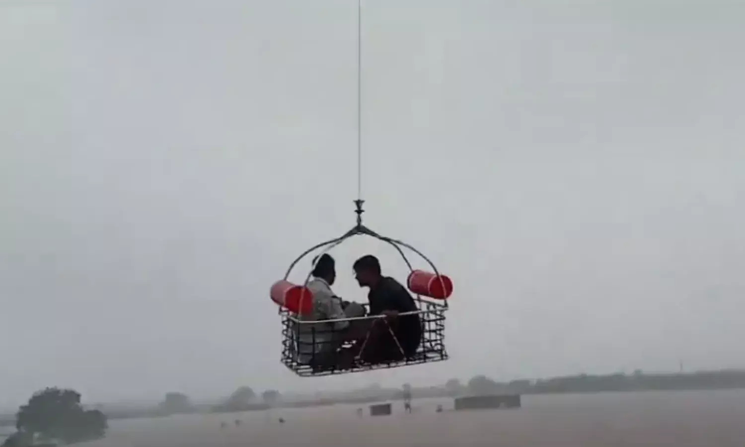 गुजरात - दिल्ली  में बारिश से हालात खराब, जलमग्न हुई सड़क, बाढ़ में फंसे लोग