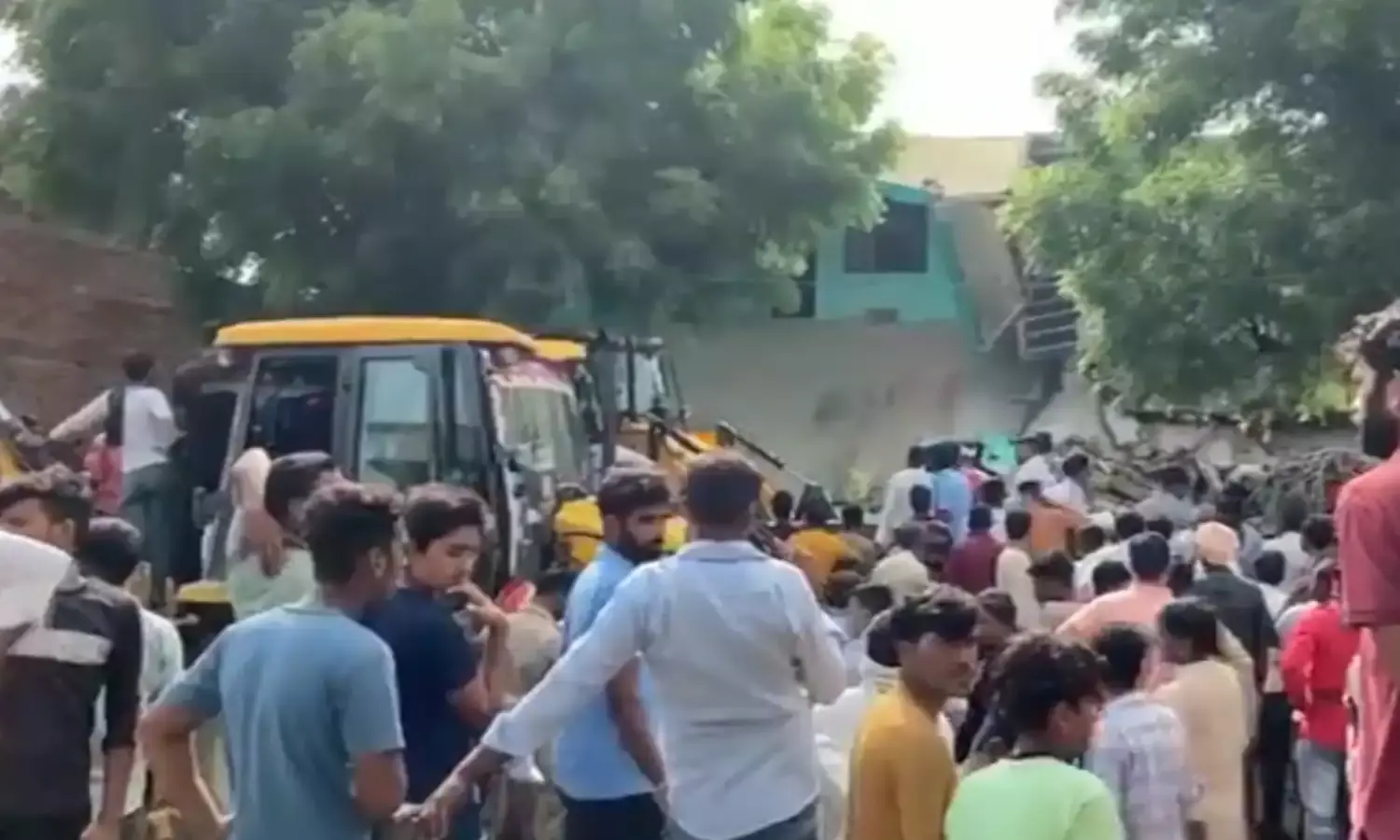 मैनपुरी में मकान की छत गिरने से 3 महिलाओं की मौत मैनपुरी में मकान की छत गिरने से 3 महिलाओं की मौत