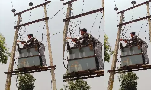 जान पर खेलकर बिना सुरक्षा इंतजाम के कर रहे हैं खंभों पर काम