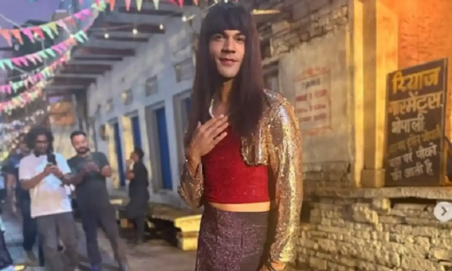 स्कर्ट पहने दिखे राजकुमार राव, क्या है लड़की बनने के पीछे का कारण