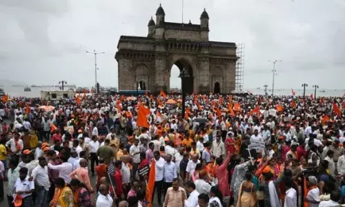 छत्रपति शिवाजी महाराज की मूर्ति ढहने पर MVA का विरोध प्रदर्शन, गेटवे ऑफ इंडिया पहुंचे शरद पवार और उद्धव ठाकरे