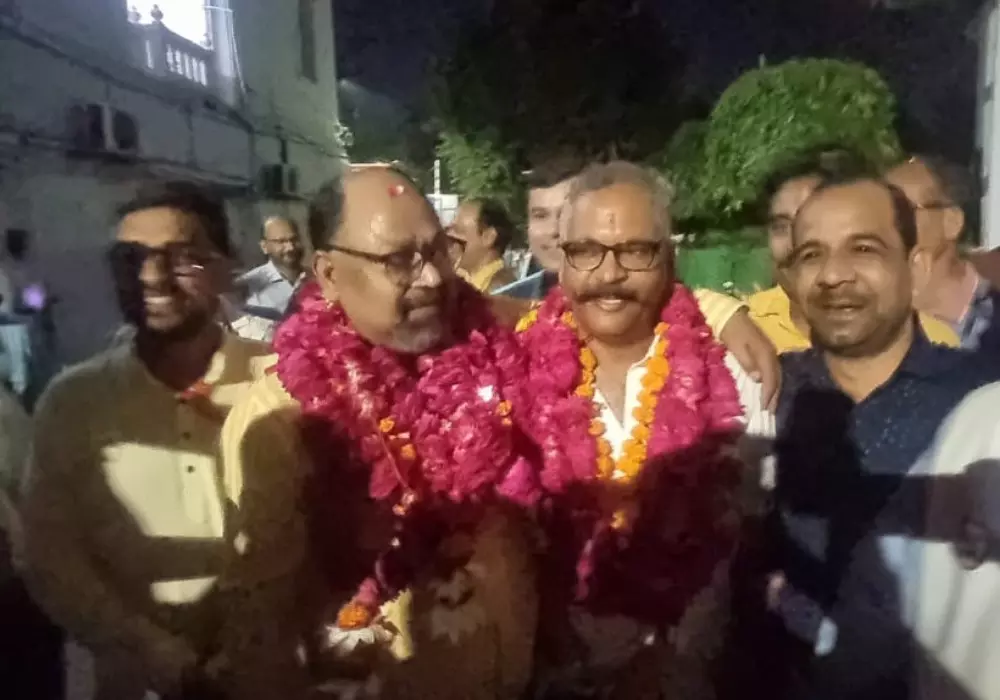 परिणाम की घोषणा के बाद समर्थकों के साथ अध्यक्ष हेमंत तिवारी और सचिव भारत सिंह
