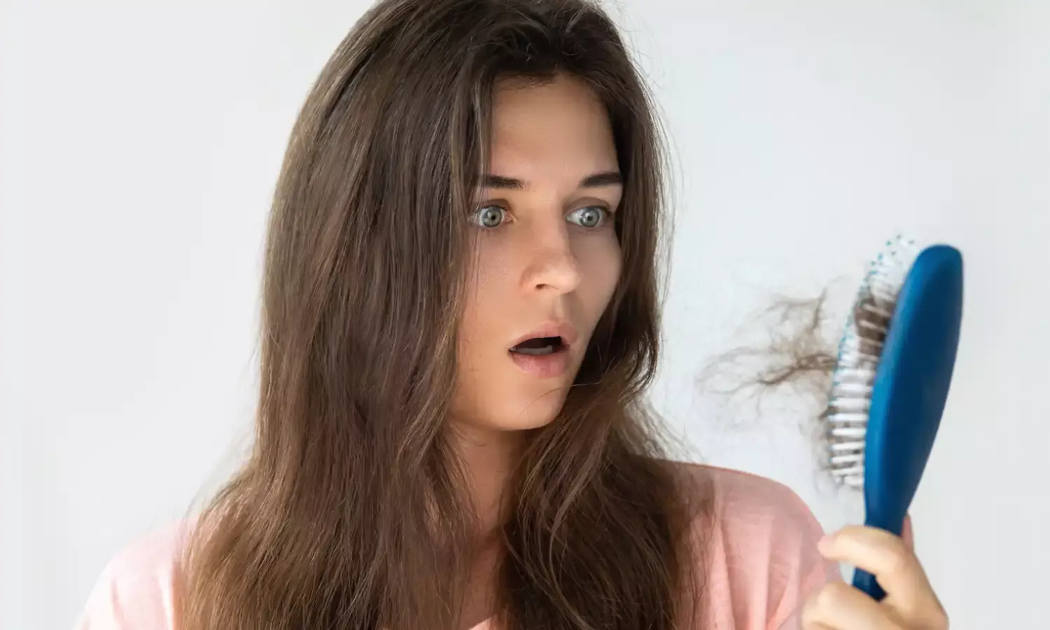 एलोवेरा और प्याज के रस से बालों का झड़ना रोकने के आसान तरीके एलोवेरा और प्याज के रस से बालों का झड़ना रोकने के आसान तरीके