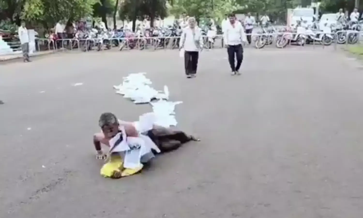 फाइलें लेकर कलेक्टर ऑफिस के पास जमीन पर घसीटते व्यक्ति की गुहार, वीडियो वायरल