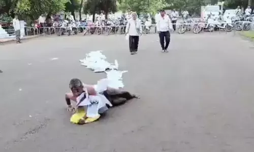 फाइलें लेकर कलेक्टर ऑफिस के पास जमीन पर घसीटते व्यक्ति की गुहार, वीडियो वायरल