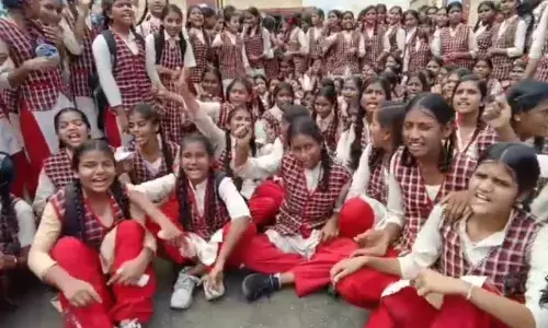 सरोजिनी नायडू स्कूल की छात्राओं ने टीचर के खिलाफ खोला मोर्चा, कांग्रेस बोली - BJP के एक और नारे की पोल खुली