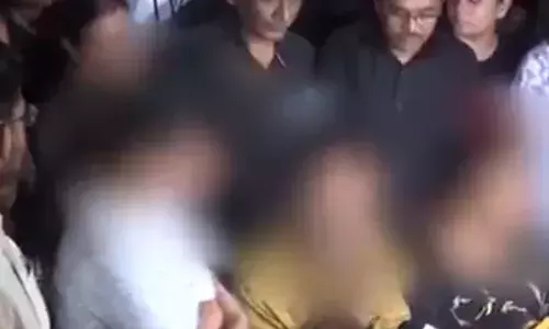 बेटी का शव घर में था और पुलिस पैसे की पेशकश कर रही थी....डॉक्टर के माता-पिता का झलका दर्द