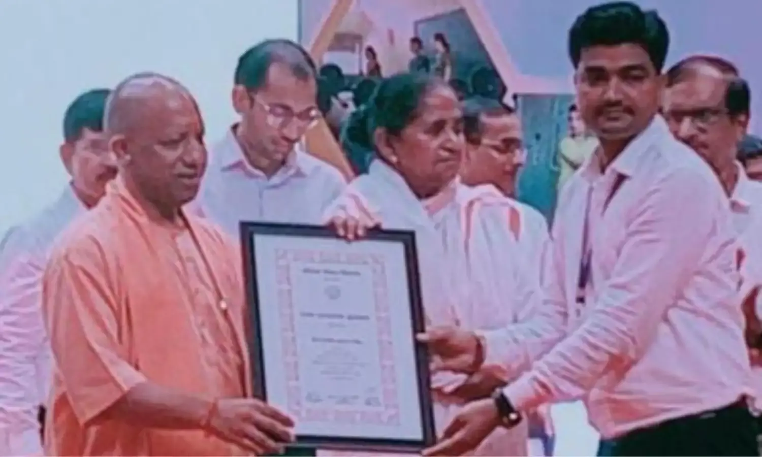 बेसिक टीचर राजीव मुख्यमंत्री से सम्मानित