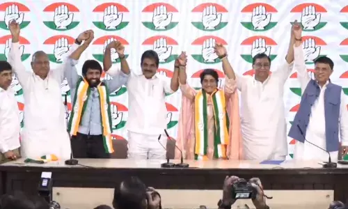 विनेश फोगाट और बजरंग पुनिया कांग्रेस में शामिल, कहा - लड़ाई जारी रहेगी