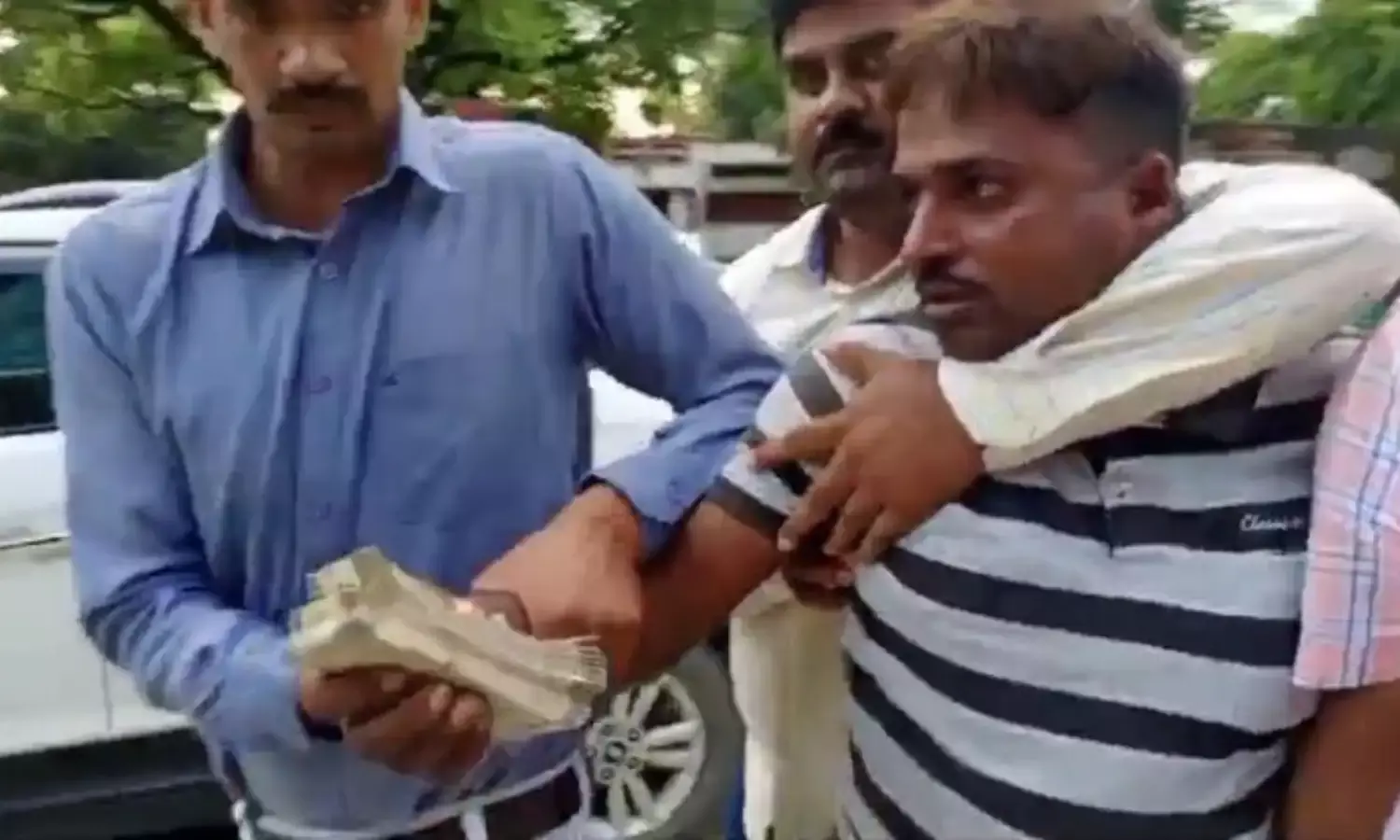रिश्वत लेते हुए पकड़ा गया सरकारी कर्मचारी, दबोचकर ले जाती दिखी टीम
