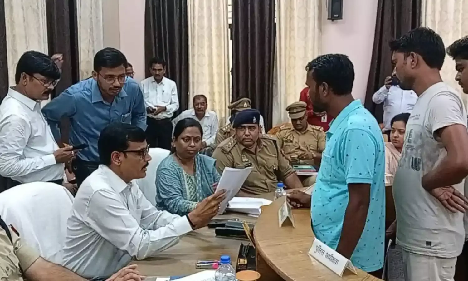 सरकारी भूमि, गरीबों के पट्टे पर अवैध अतिक्रमण की शिकायत, कानूनगो, लेखपालों की क्लास...