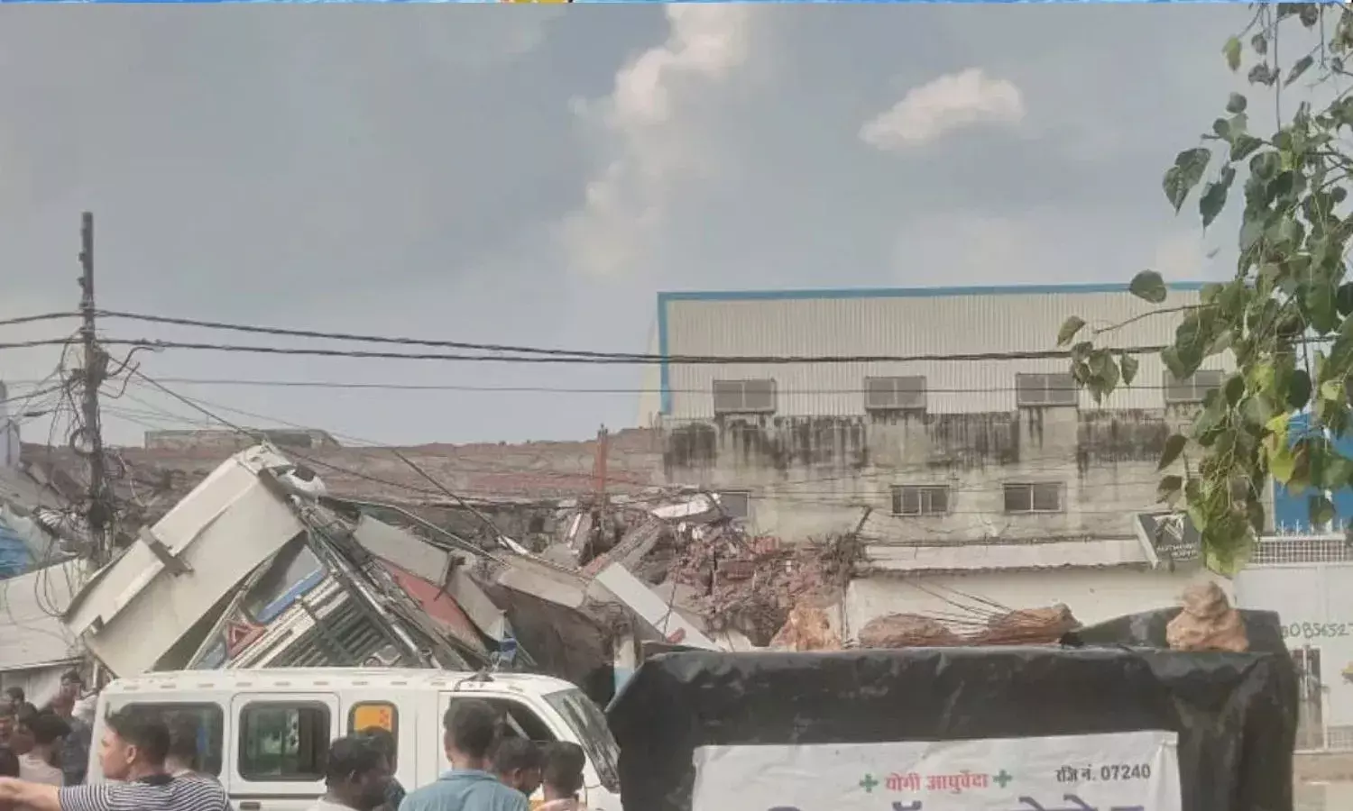 लखनऊ में गिरी तीन मंजिला बिल्डिंग, 4 की मौत, 20 से ज्यादा घायल