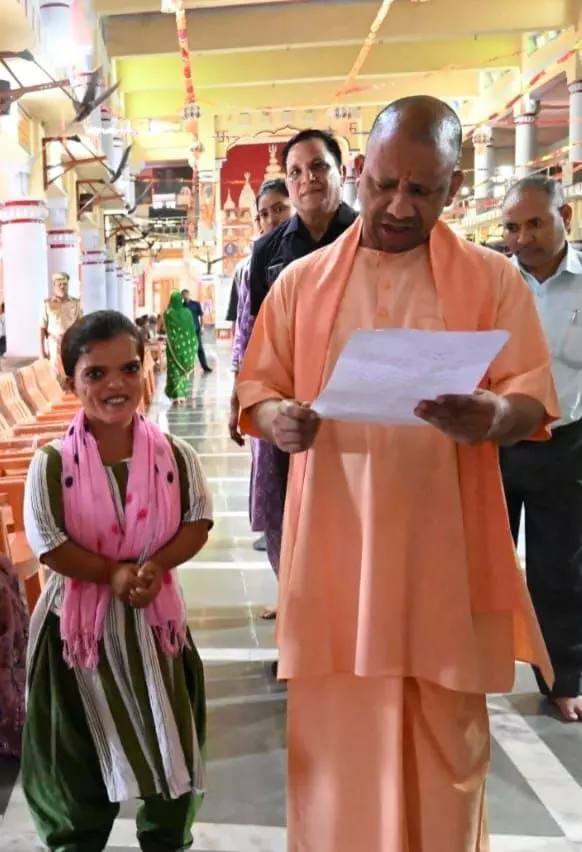 फतेहपुर से आई मेनश्री की सीएम योगी के साथ तस्वीर 