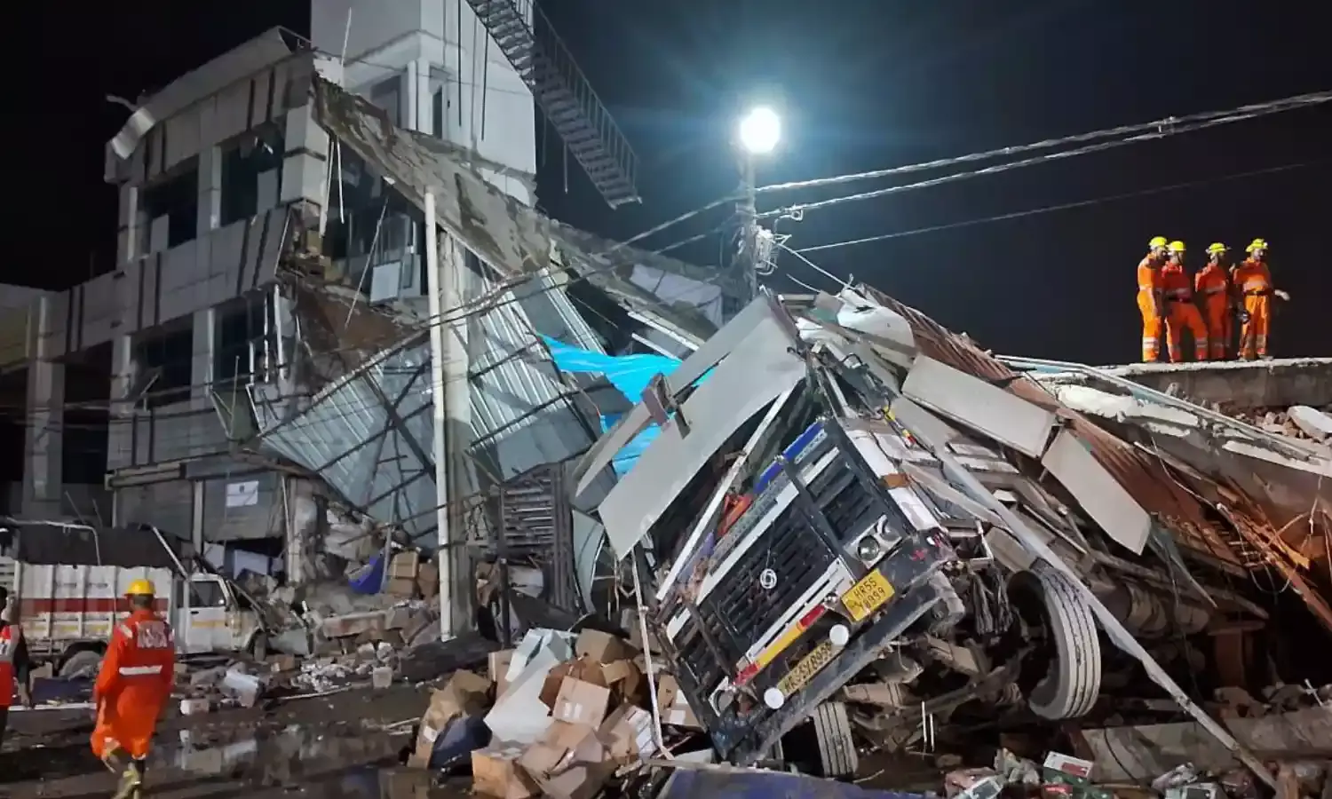 लखनऊ के ट्रांसपोर्ट नगर में बिल्डिंग गिरने से अब तक 8 लोगों की मौत, 28 घायल, बचाव अभियान जारी