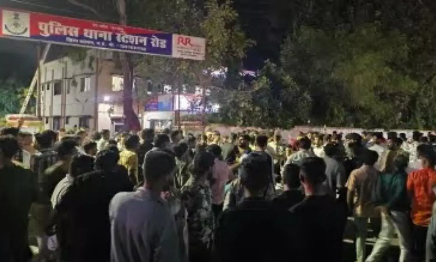 गणेश जुलूस में हुई पत्थरबाजी, लोगों ने किया थाने का घेराव, पुलिस कार के कांच भी टूटे