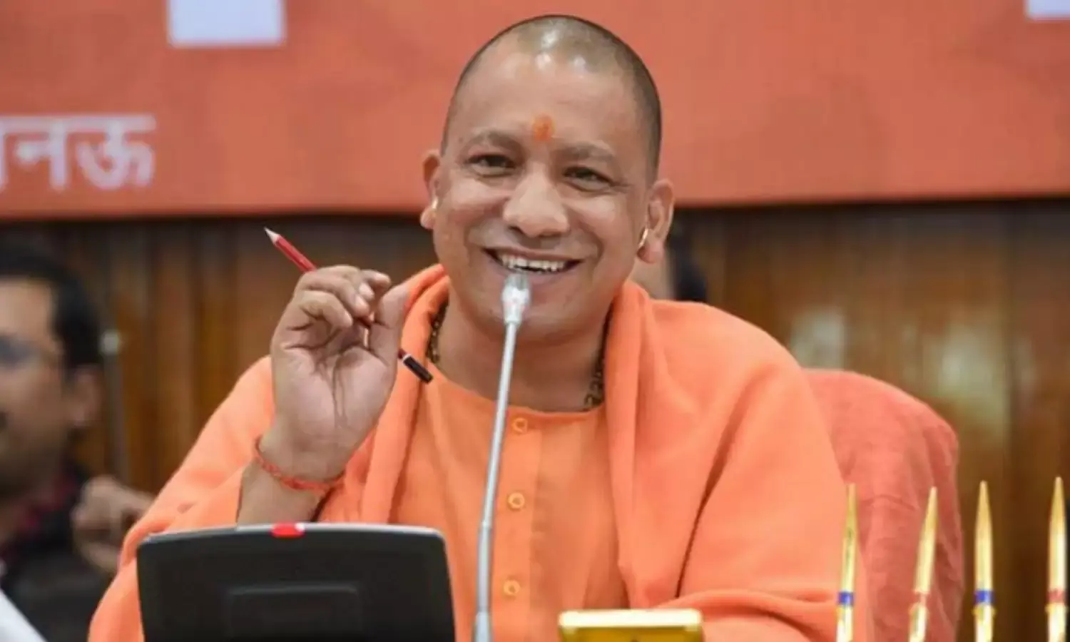 गोरखनाथ मंदिर में जनता दर्शन में आई महिला ने की ऐसी फरियाद कि हंस पड़े सीएम योगी