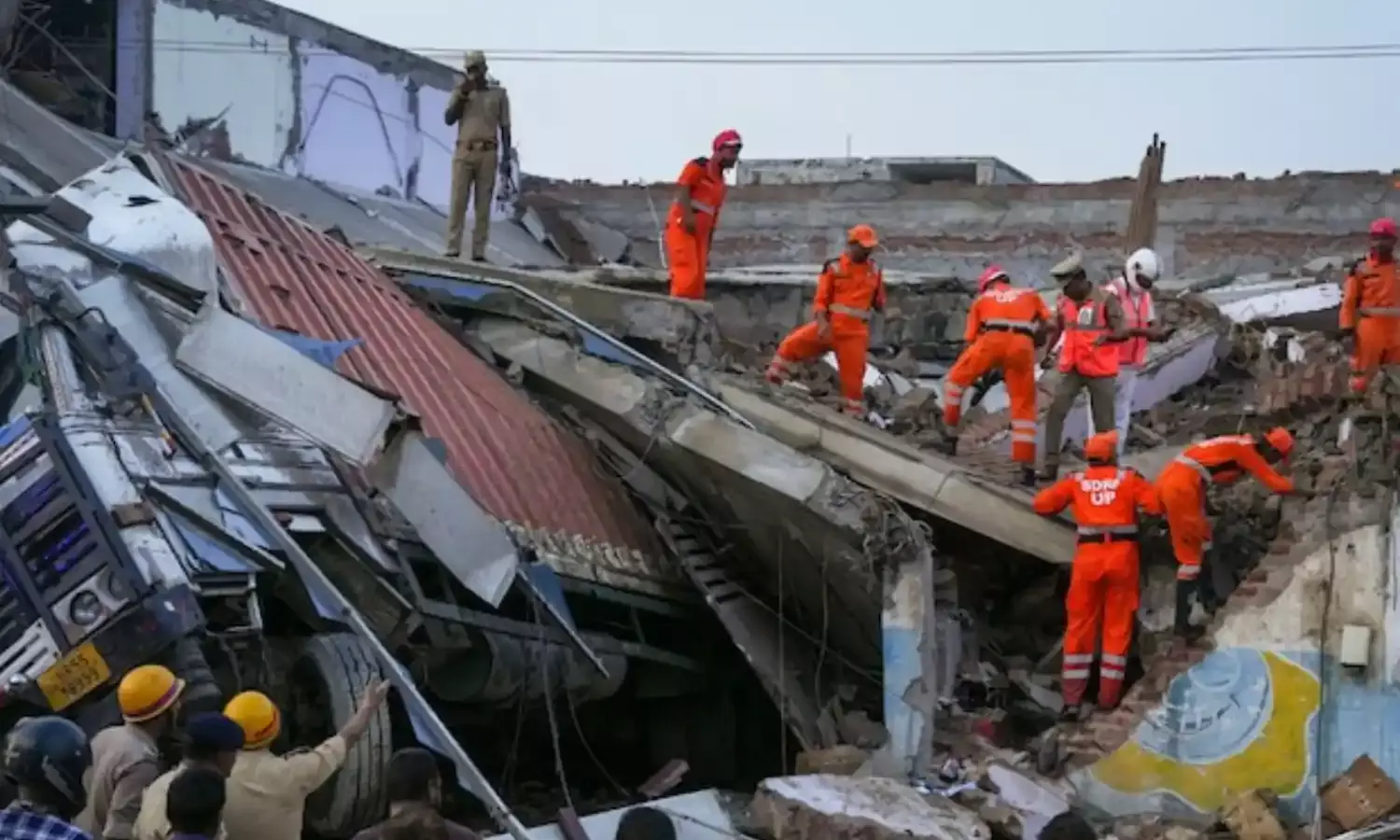 लखनऊ में गिरी बिल्डिंग की जांच में हुए कई खुलासे, अवैध निर्माण और कमजोर कॉलम, स्ट्रक्चर में भी गड़बड़ी