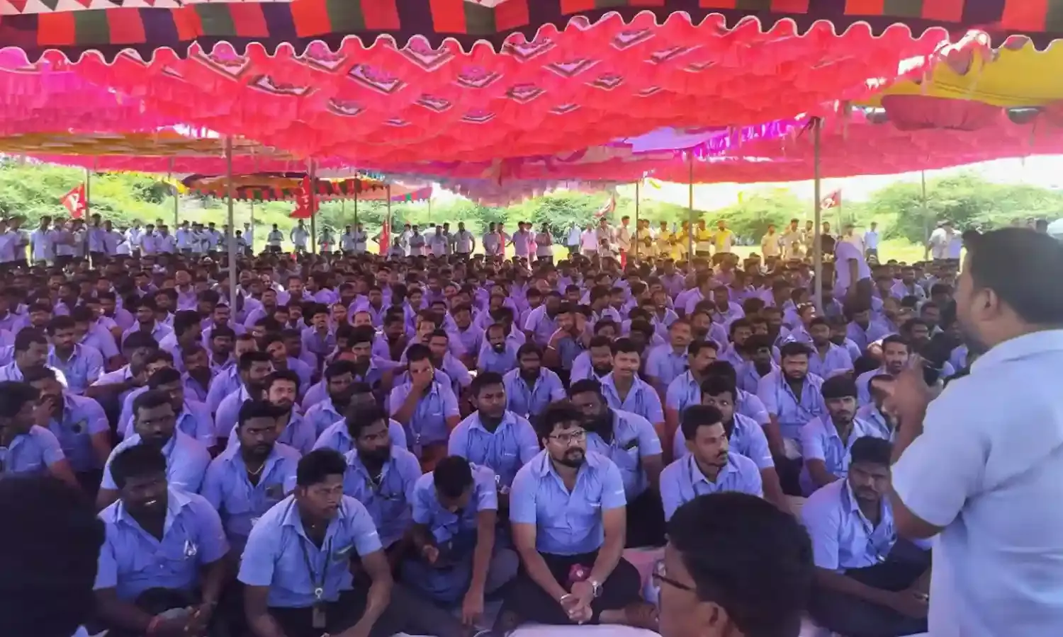 दो दिन से हड़ताल पर बैठे हैं सैमसंग के कर्मचारी, जानिए क्‍या है मामला…