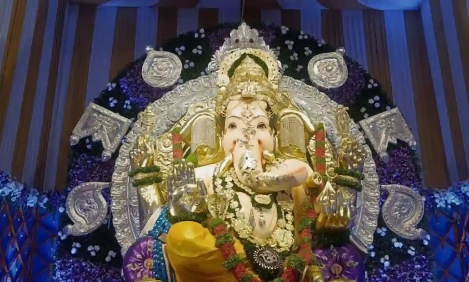 मुंबई का एक पंडाल ऐसा भी ! यहां गणपति बाप्पा की प्रतिमा का हुआ 400 करोड़ का बीमा