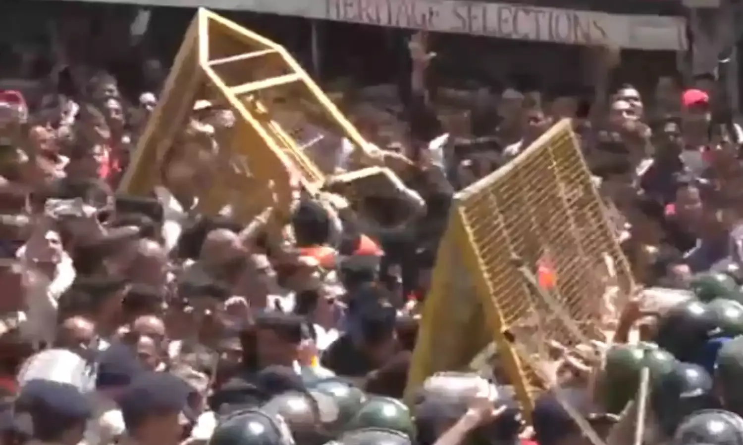 संजौली मस्जिद विवाद को लेकर शिमला में स्थिति गंभीर, पुलिस ने किया लाठीचार्ज