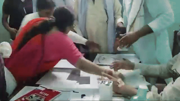 BJP विधायक मंजू त्यागी ने  SDM के सामने लूटे नामांकन पर्चे, देखती रह गई पुलिस, सपाइयों पर लाठीचार्ज