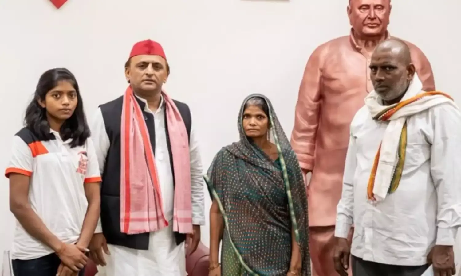 अखिलेश यादव ने मंगेश के परिवारवालों से की मुलाकात, कहा- जिसका पिता गाड़ी चलाता हो वो अपराधी कैसे हो सकता है अखिलेश यादव ने मंगेश के परिवारवालों से की मुलाकात, कहा- जिसका पिता गाड़ी चलाता हो वो अपराधी कैसे हो सकता है