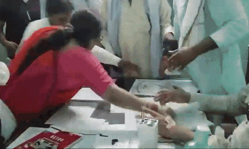 लखीमपुर में सहकारी समिति चुनाव निरस्त, बीजेपी विधायक BJP विधायक मंजू त्यागी ने लूटे थे पर्चे