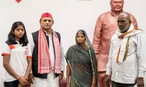 अखिलेश यादव ने मंगेश के परिवारवालों से की मुलाकात, कहा- जिसका पिता गाड़ी चलाता हो वो अपराधी कैसे हो सकता है अखिलेश यादव ने मंगेश के परिवारवालों से की मुलाकात, कहा- जिसका पिता गाड़ी चलाता हो वो अपराधी कैसे हो सकता है